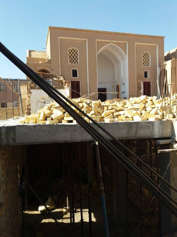 پلمب بنای 400 ساله خانه امامی میبد که با بتون مرمت شد!