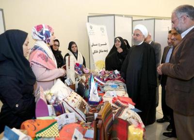 بازدید دکتر روحانی از غرفه جهاددانشگاهی در نمایشگاه توانمندی و دستاوردهای زنان کشور