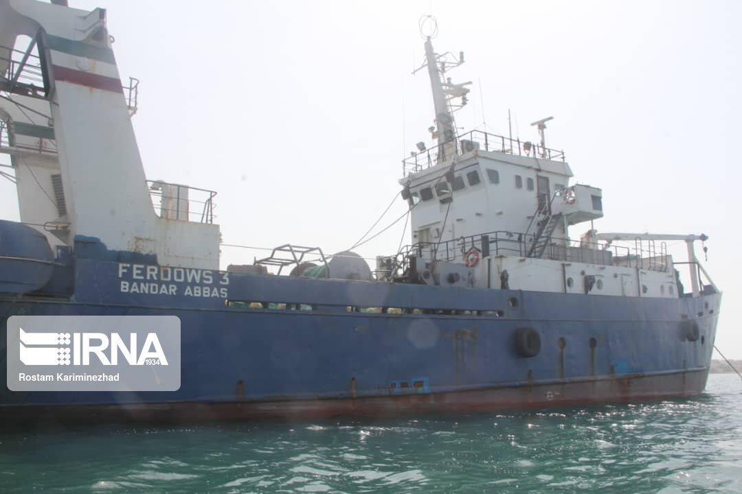 خبرنگاران کشتی متخلف ترال در چابهار توقیف شد
