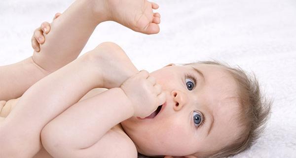 دلایل کف کردن دهان نوزادان