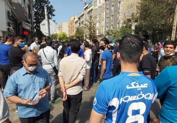 تجمع طرفداران استقلال مقابل باشگاه و شعار علیه سلطانی فر و مددی