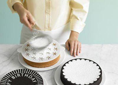 15 مدل تزیین کیک با پودر قند و شکر برای یک پذیرایی خاص