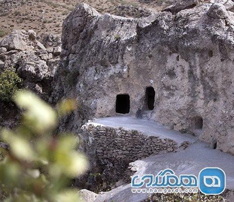 غار سنگی حسین کوهکن از جاهای دیدنی استان کرمانشاه است