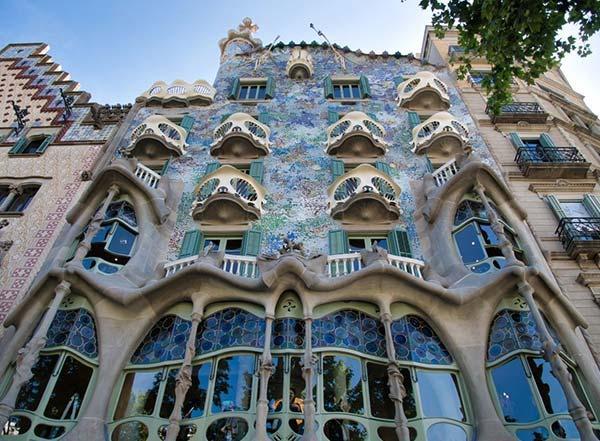 درباره ساختمان کازاباتیو بارسلونا ، ساختمان استخوان ها در اسپانیا