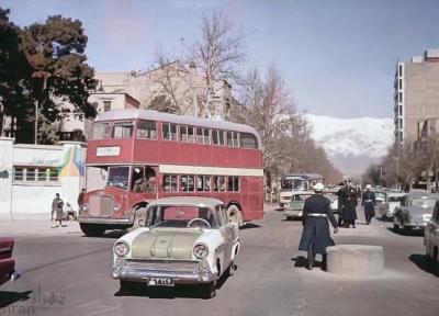 عکس ، وقتی اتوبوس های تهران 51 سال پیش هم جا نداشتند ، مسافرانی که از اتوبوس آویزان می شدند