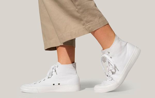 12 پیشنهاد برای ست لباس با کفش کتانی سفید در استایل زنانه و مردانه
