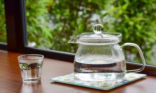 نوشیدن آب گرم ناشتا معجزه می کند