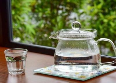 نوشیدن آب گرم ناشتا معجزه می کند